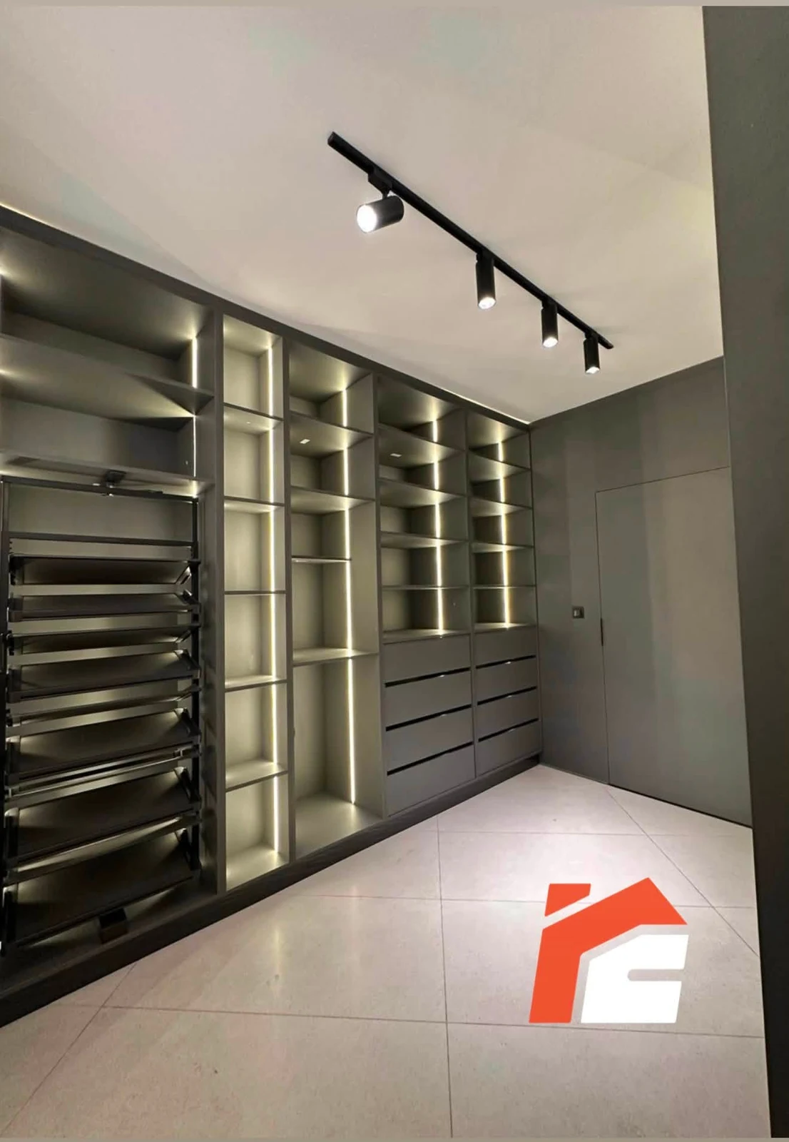Dressing aménagé par RC Concept avec rangements et éclairage